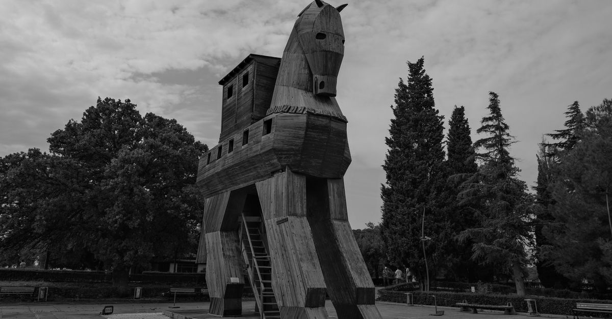 Black and white image of the famous Trojan Horse replica in Çanakkale, Türkiye.